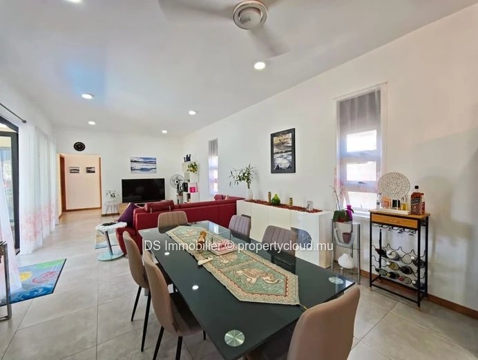 Villa À Vendre – Semi-Meublée – 4 Chambres Avec Piscine – Grand Baie