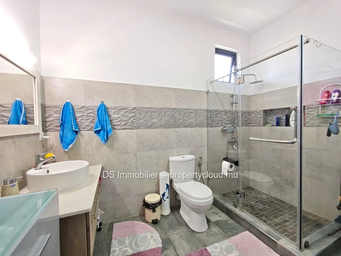 Villa À Vendre – Semi-Meublée – 4 Chambres Avec Piscine – Grand Baie