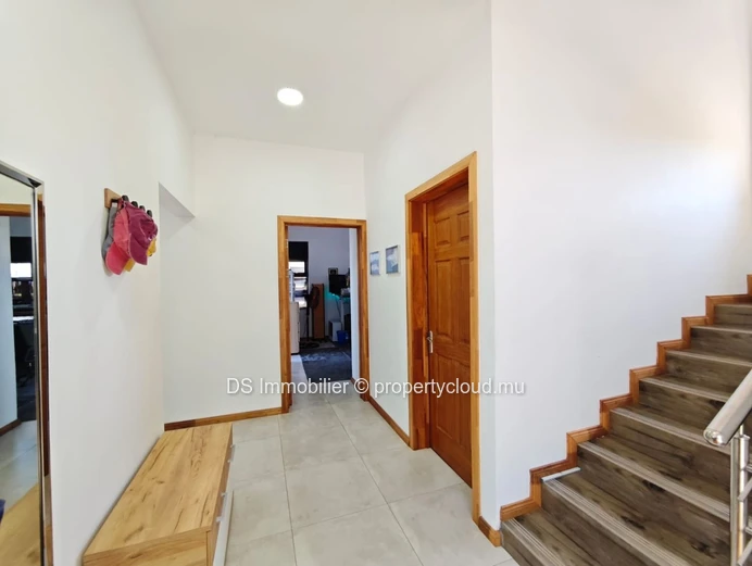 Villa À Vendre – Semi-Meublée – 4 Chambres Avec Piscine – Grand Baie
