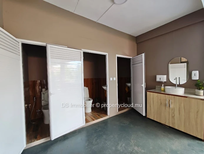 Commercial space for rent - Pointe aux Canonniers-Nord