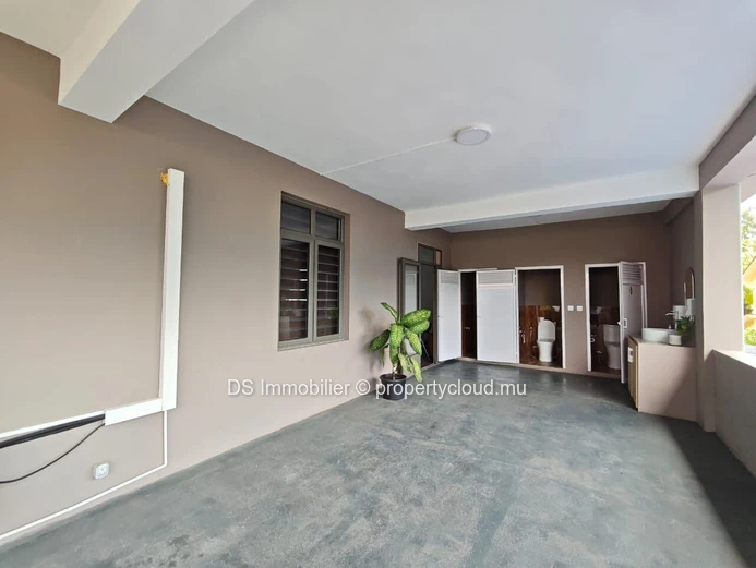 Commercial space for rent - Pointe aux Canonniers-Nord